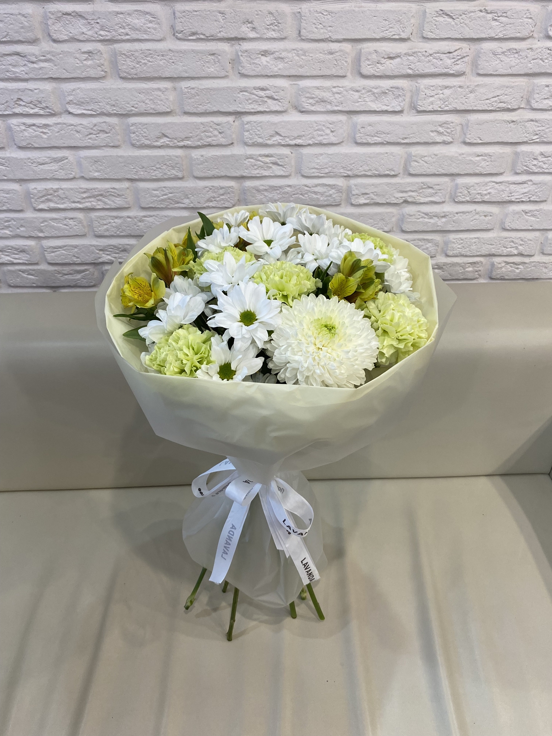 Букет хризантем, диантусов и альстромерий