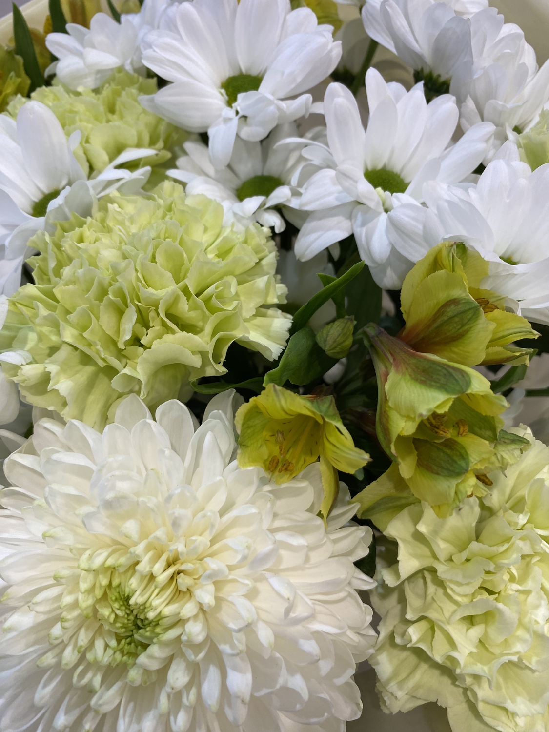 Букет хризантем, диантусов и альстромерий