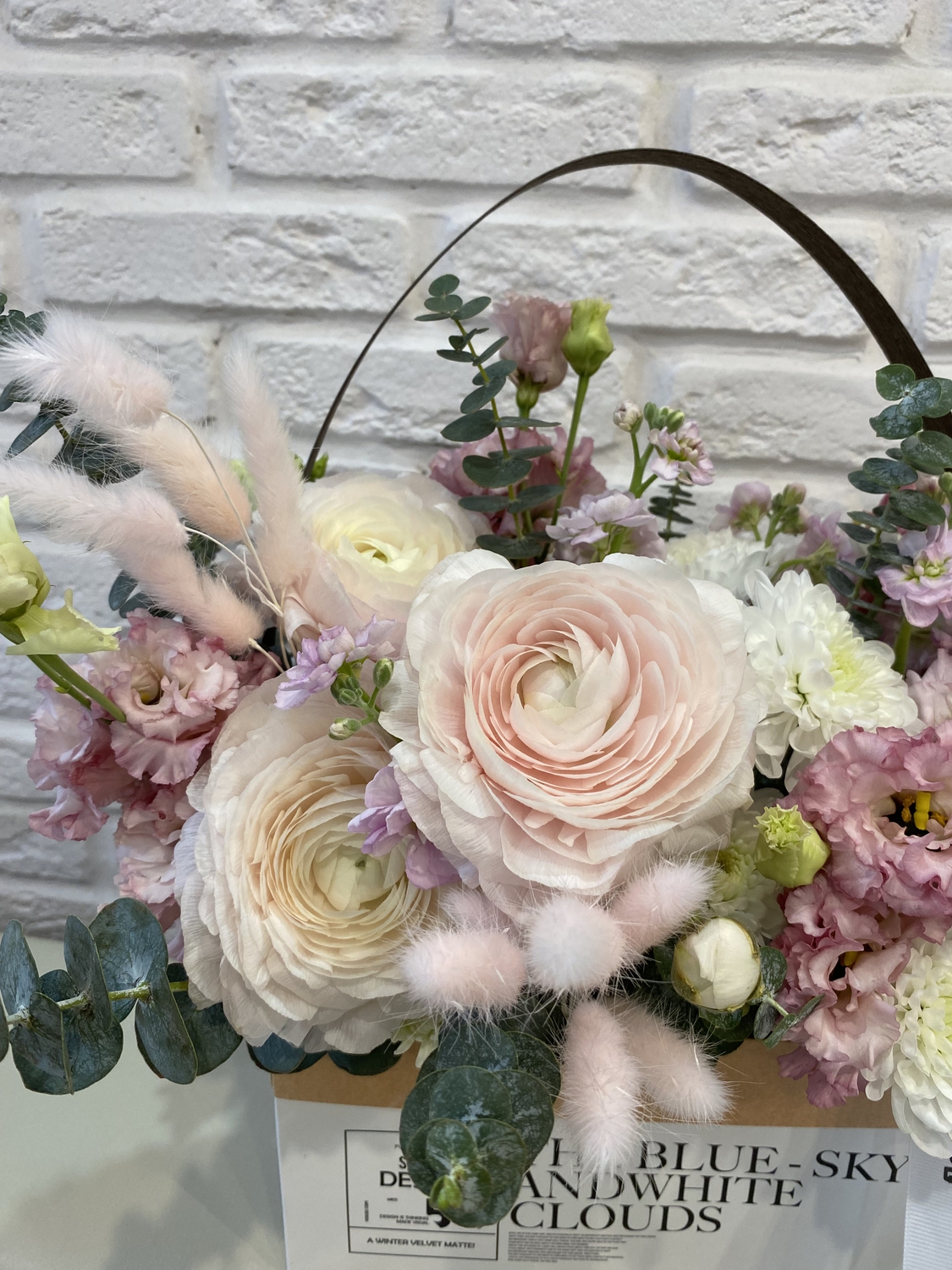 Коробка нежных ранункулюсов с эустомой