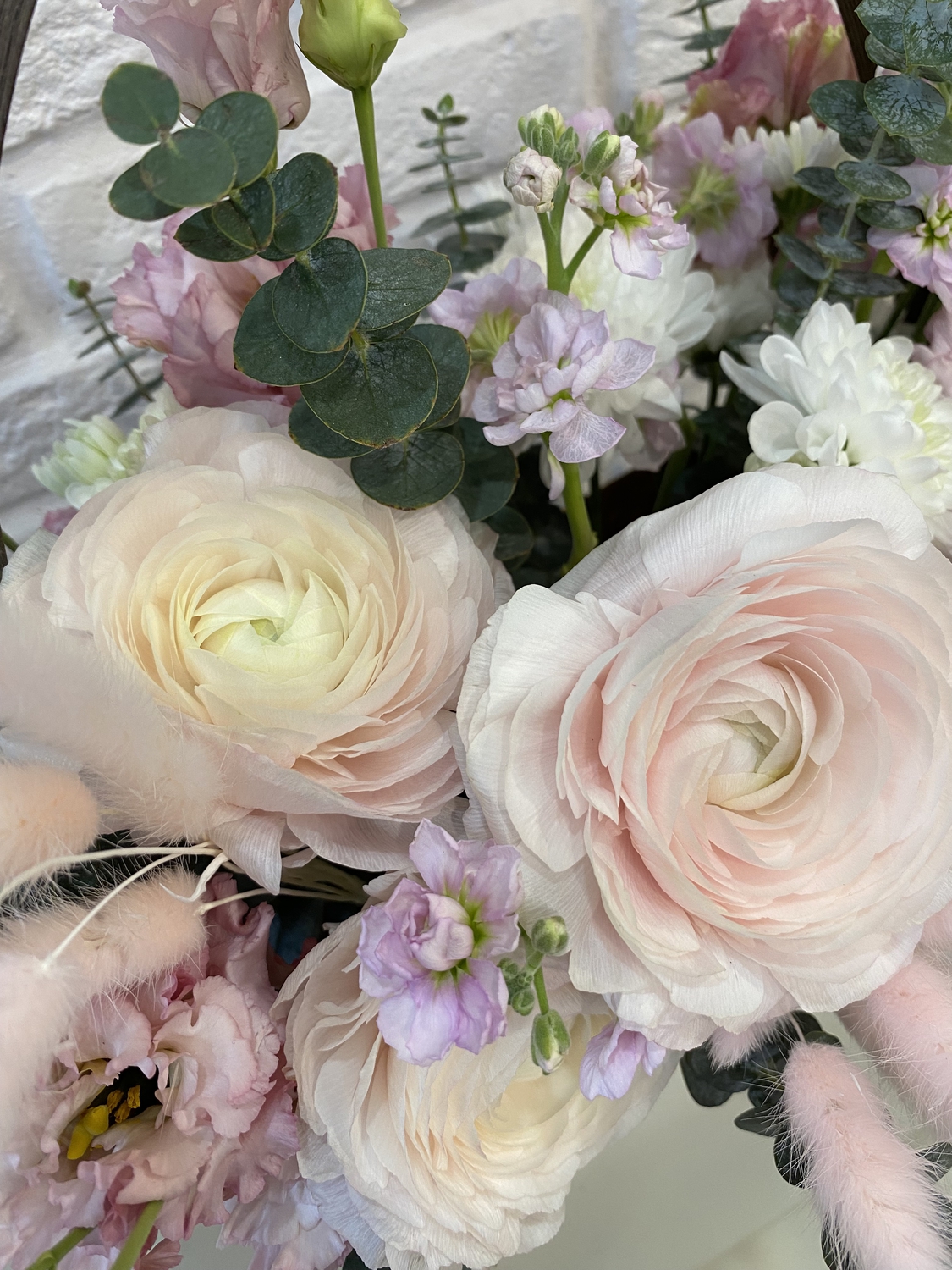 Коробка нежных ранункулюсов с эустомой