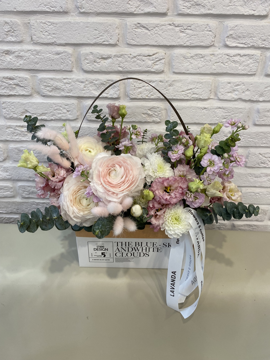 Коробка нежных ранункулюсов с эустомой