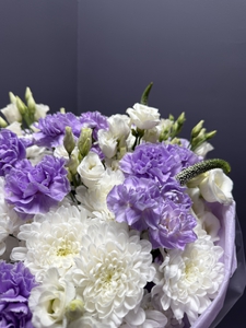 Нежный сиреневый букет с диантусами