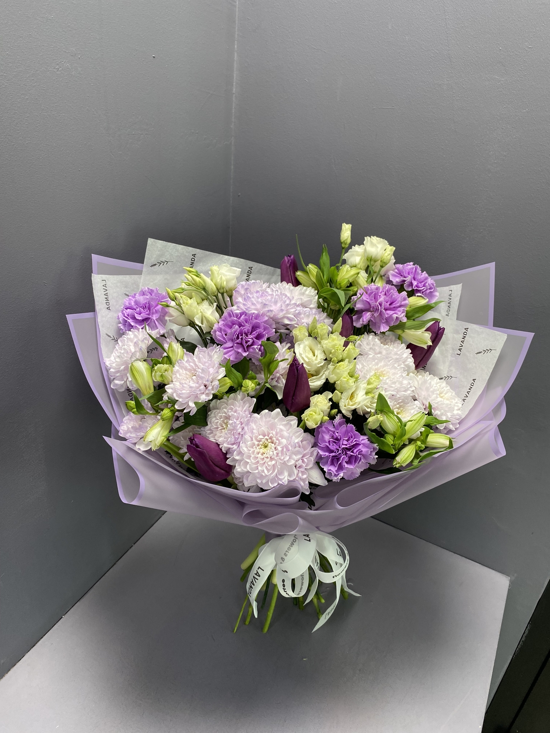 Сиреневый букет с тюльпанами