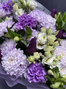 Сиреневый букет с тюльпанами