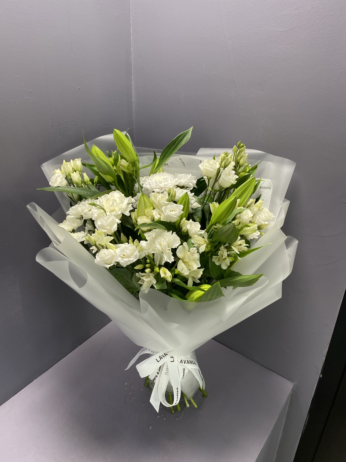 Белоснежный букет с лилиями