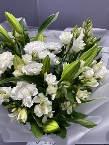 Белоснежный букет с лилиями