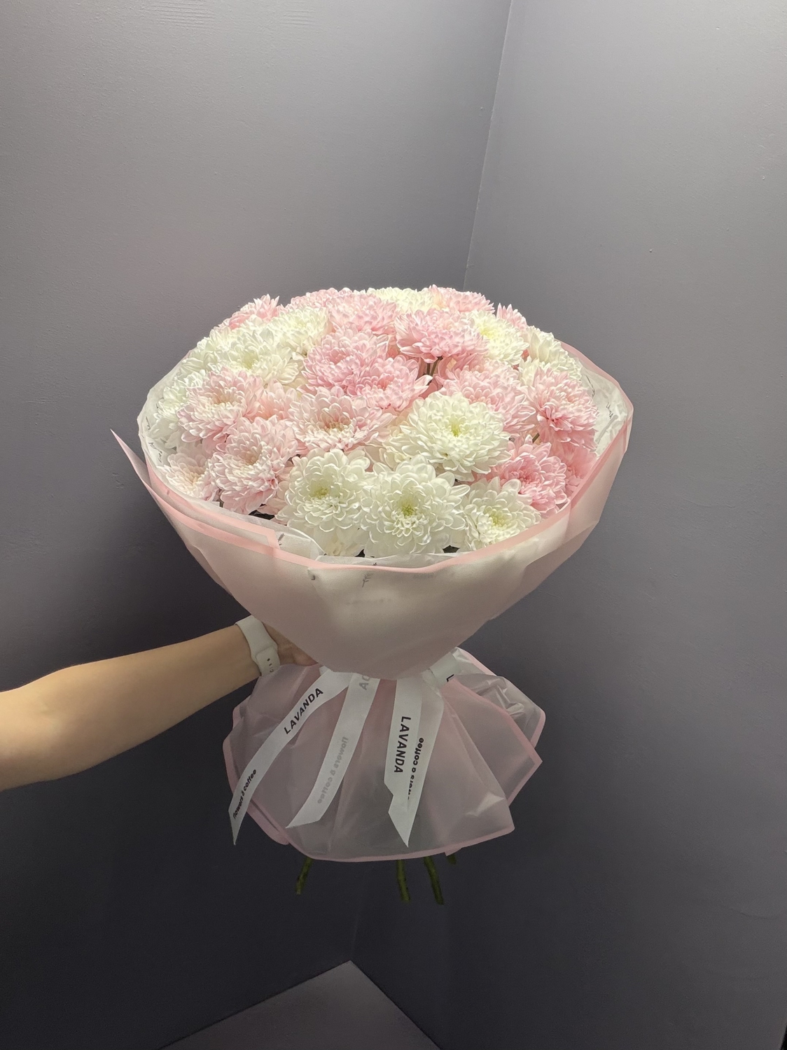 Бело-розовый букет хризантем