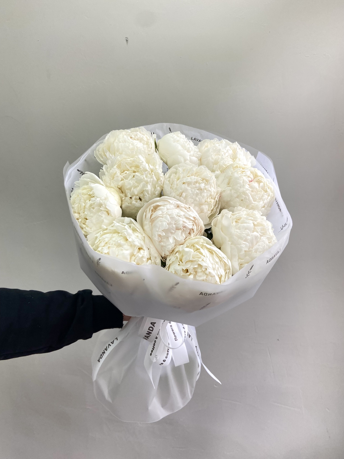 Букет с белыми пионами