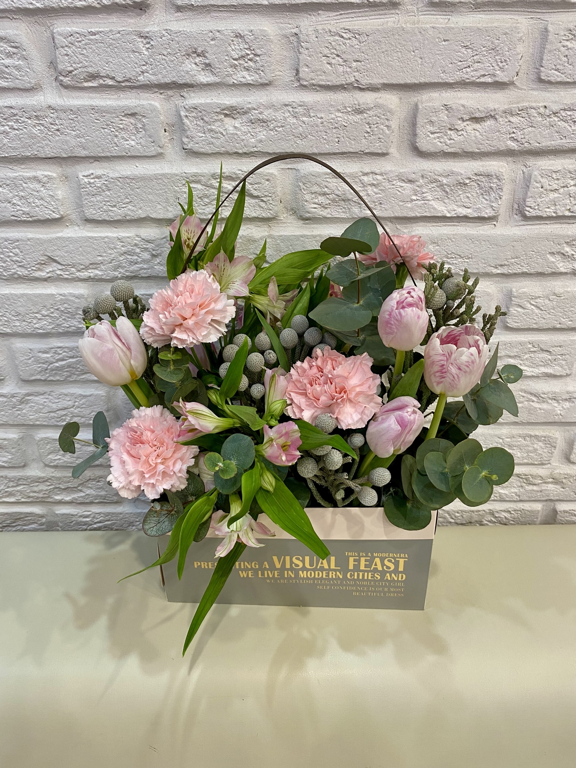 Композиция диантусов и тюльпанов