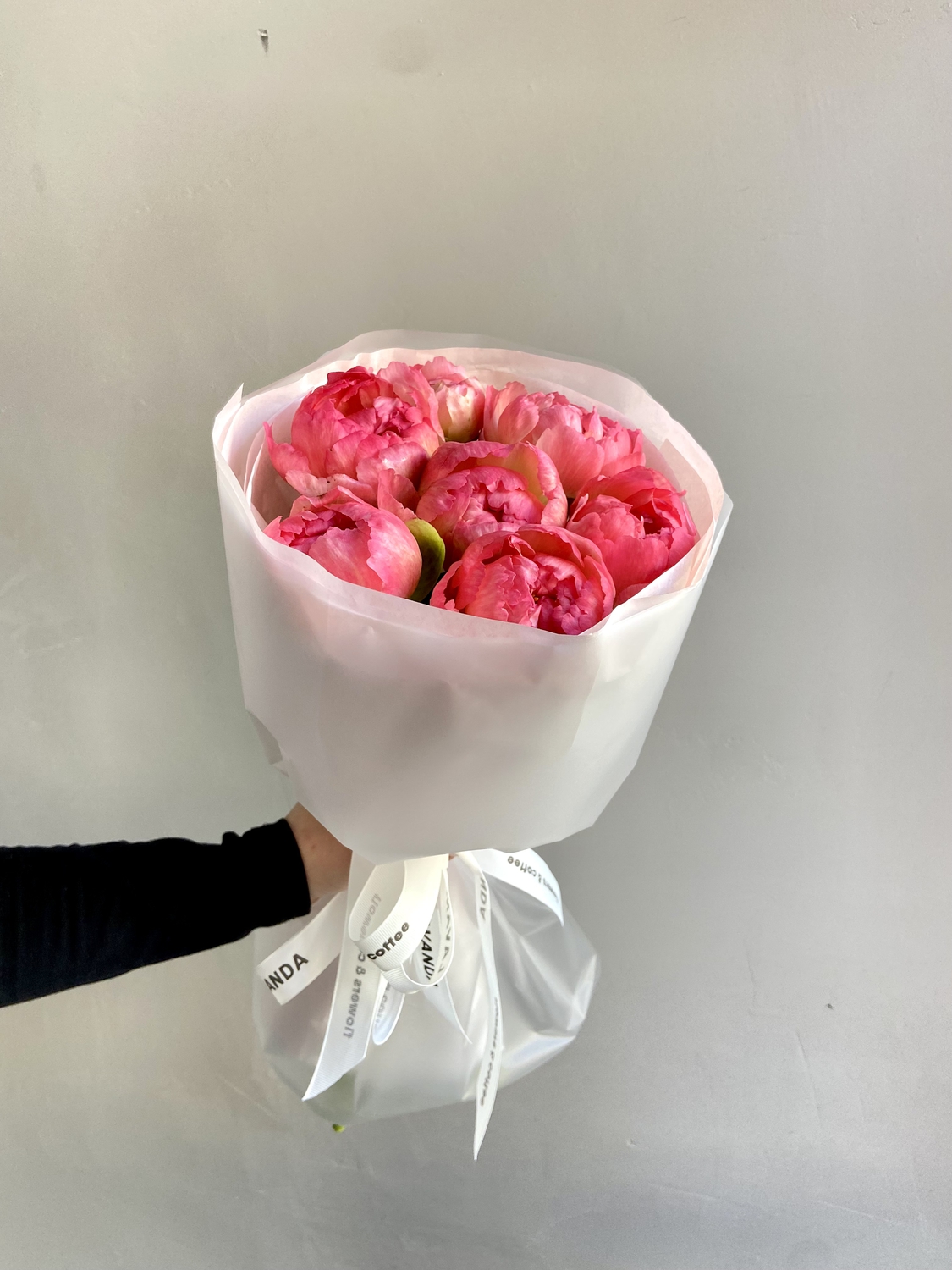 Букет с коралловыми пионами