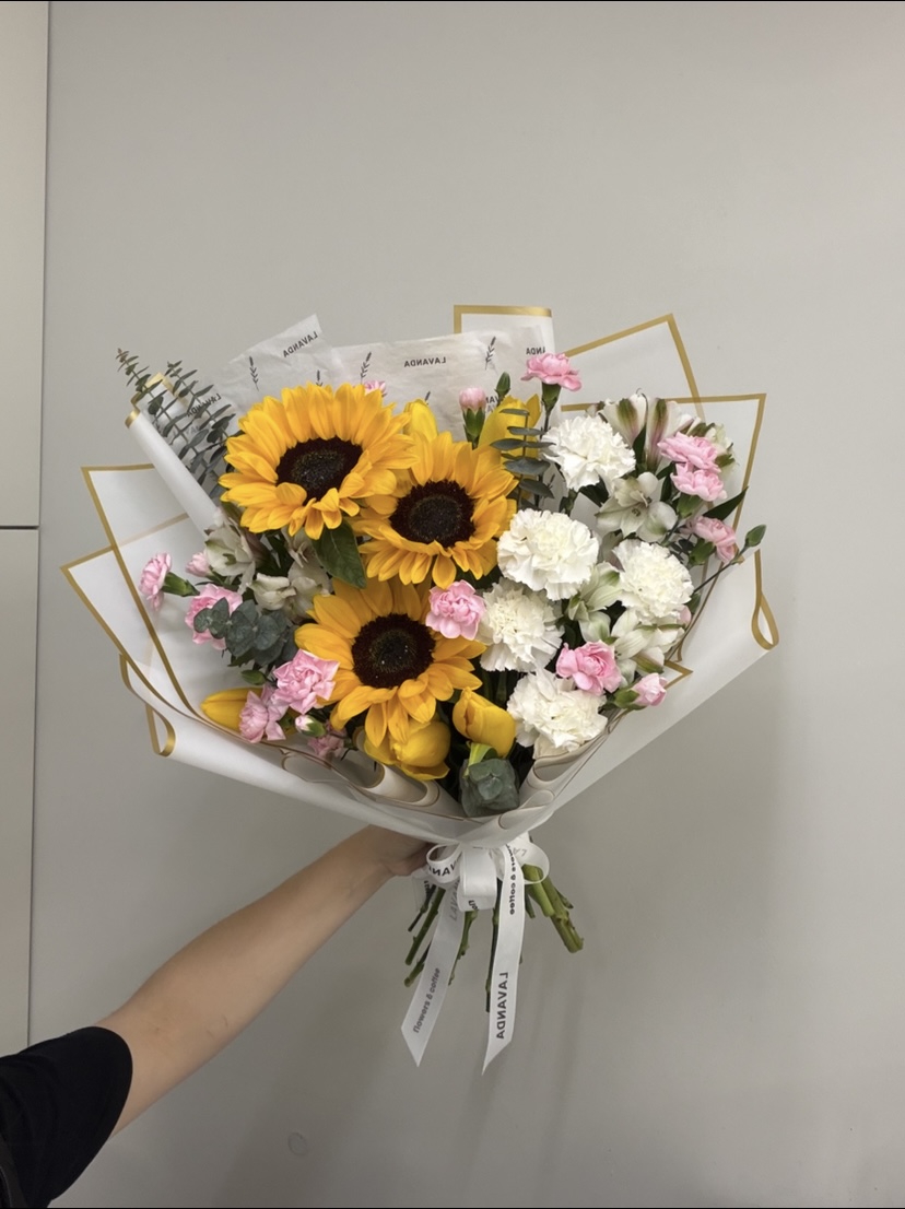 Букет с подсолнухами и диантусами