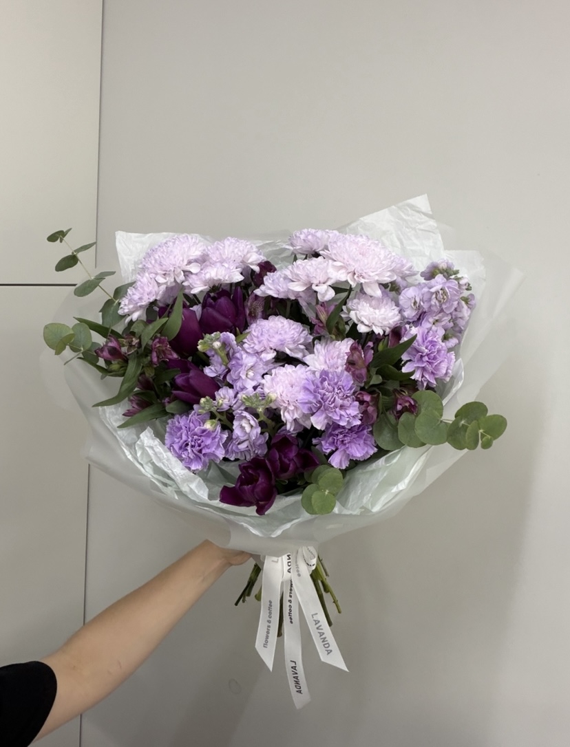 Букет с фиолетовыми тюльпанами