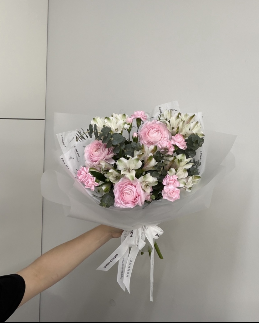 Нежный букет с ранункулюсами