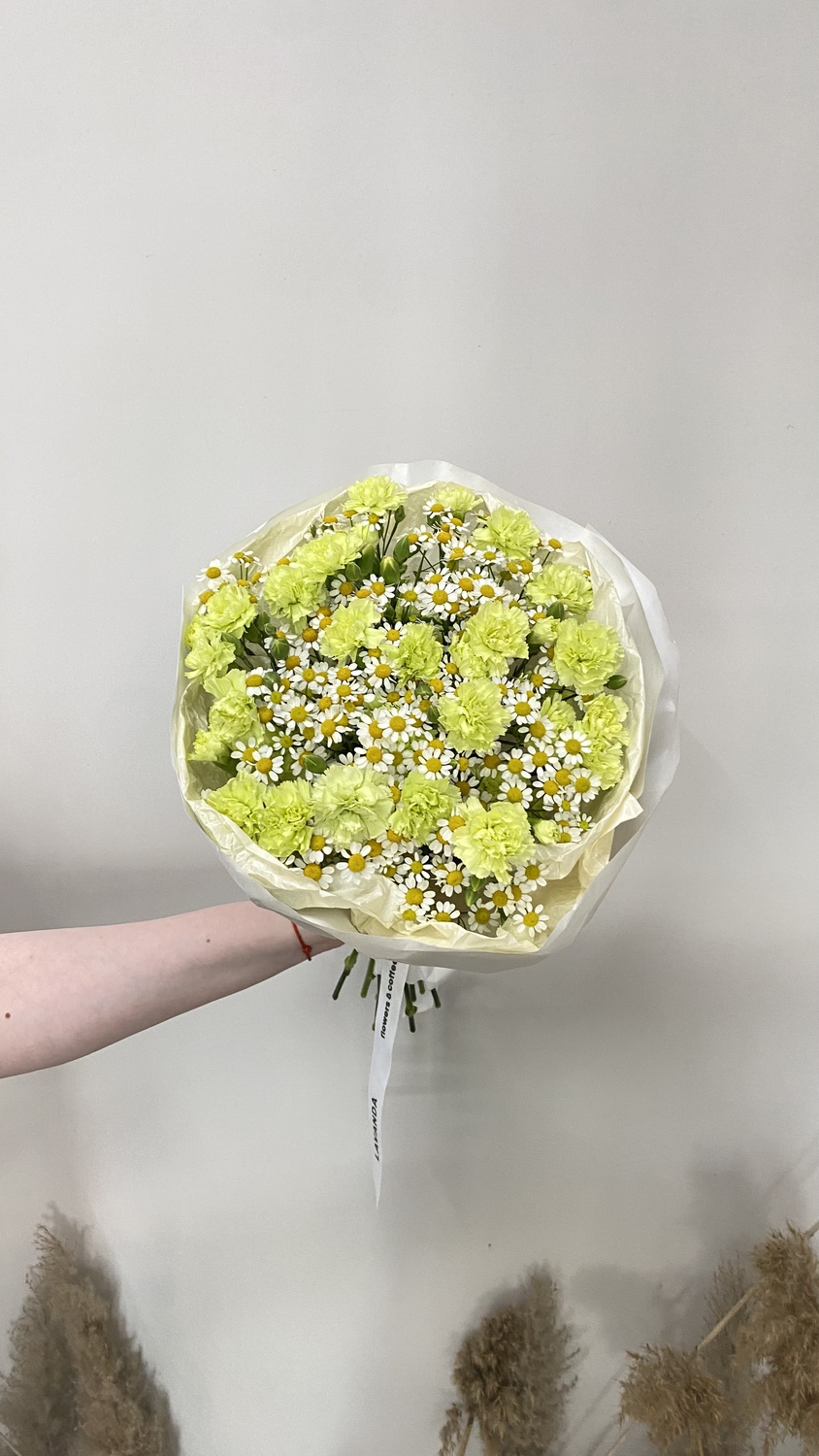 Букет с кустовыми диантусами и ромашкой 2