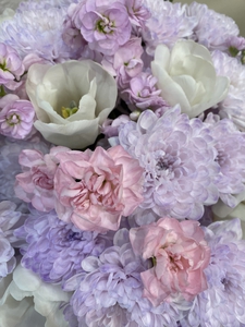 Букет хризантем, маттиол и тюльпанов