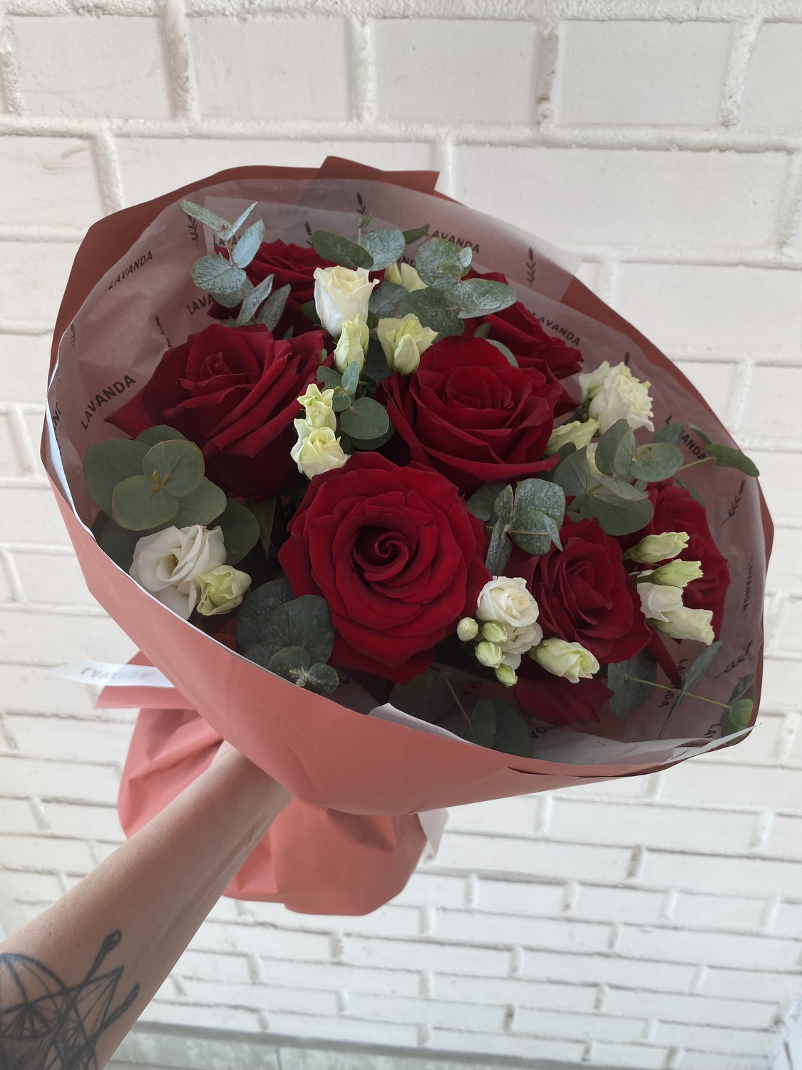 Букет роз с эвкалиптом и эустомой