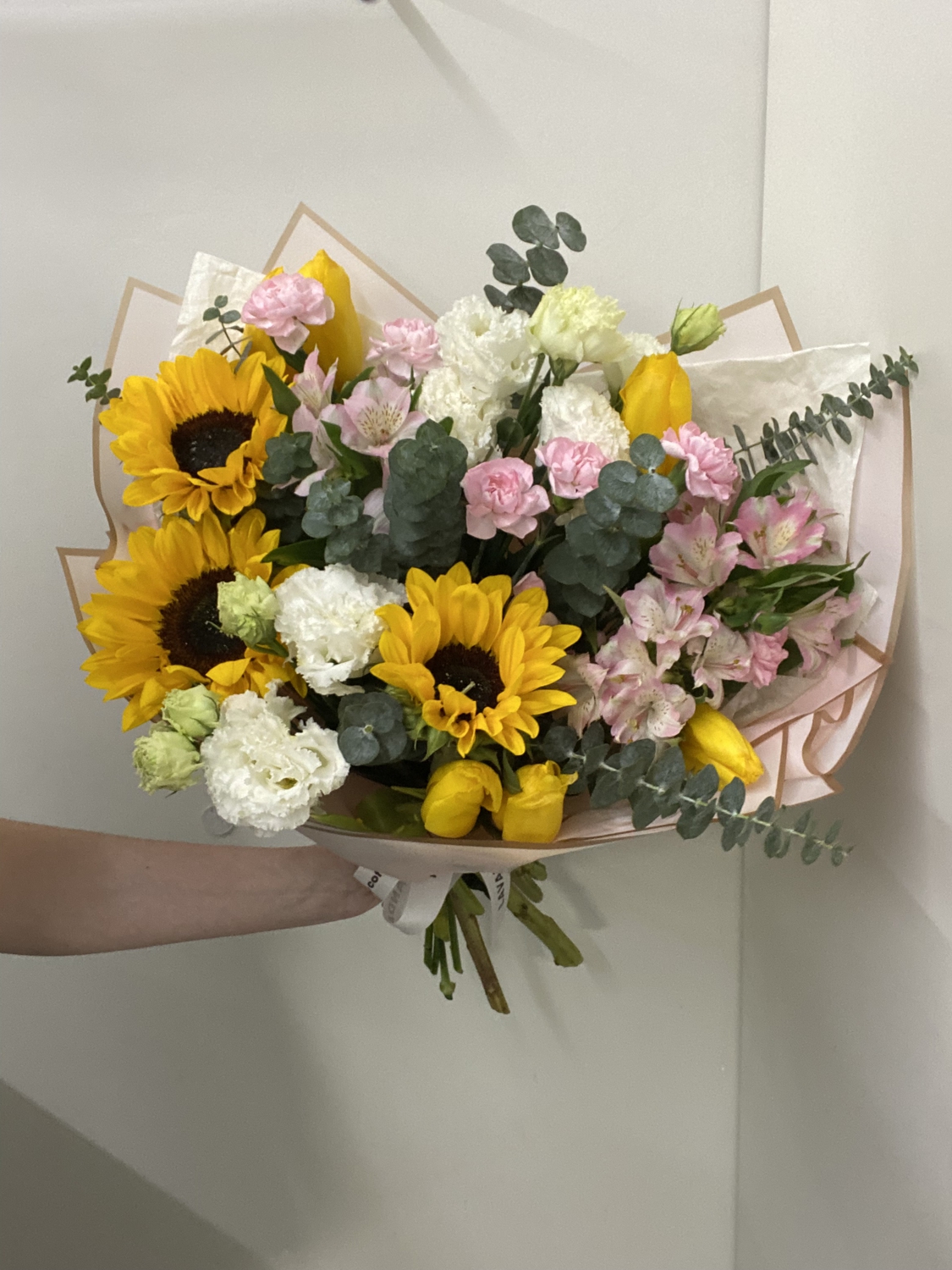 Весенний букет с подсолнухами