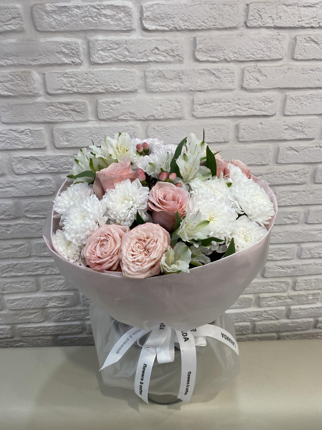 Нежный букет с кустовой розой