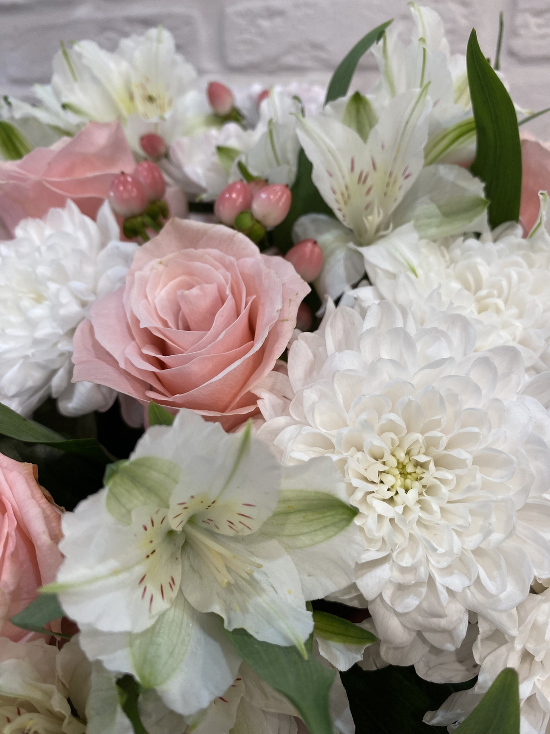 Нежный букет с кустовой розой