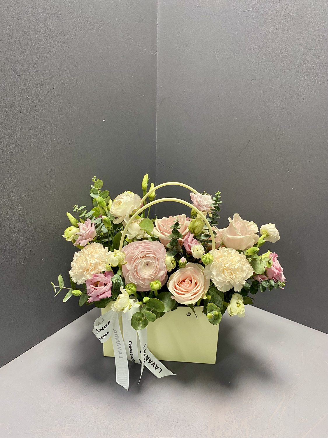 Нежная композиция с ранункулюсами