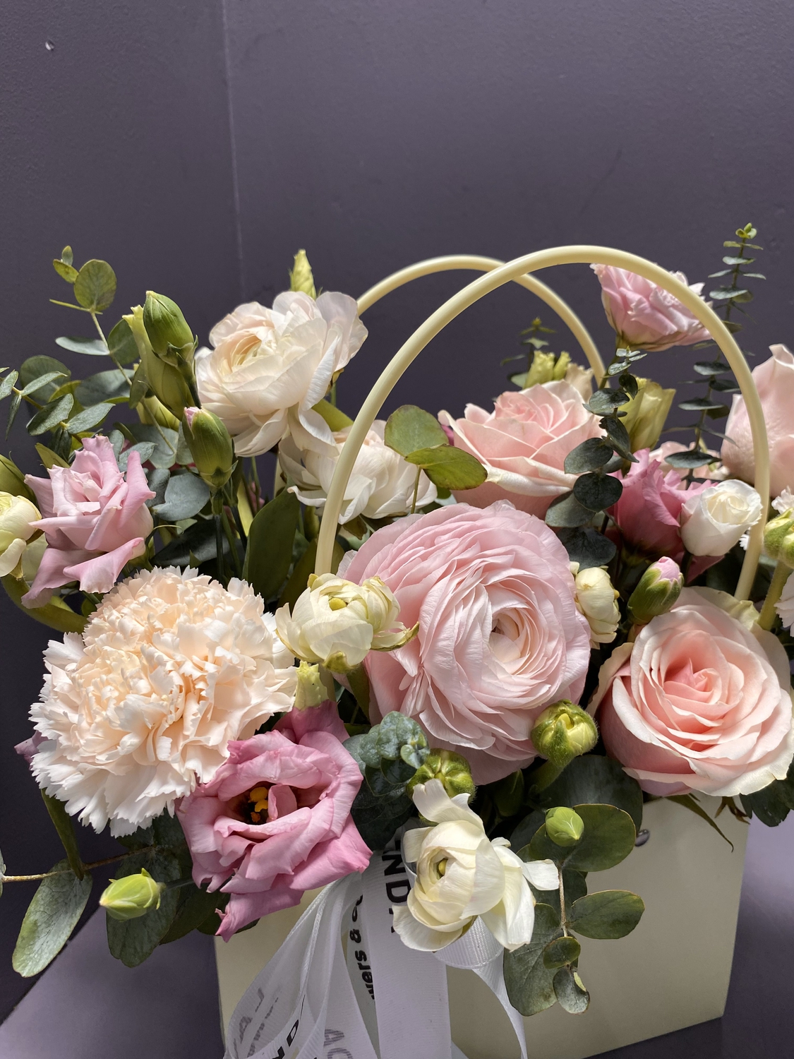 Нежная композиция с ранункулюсами