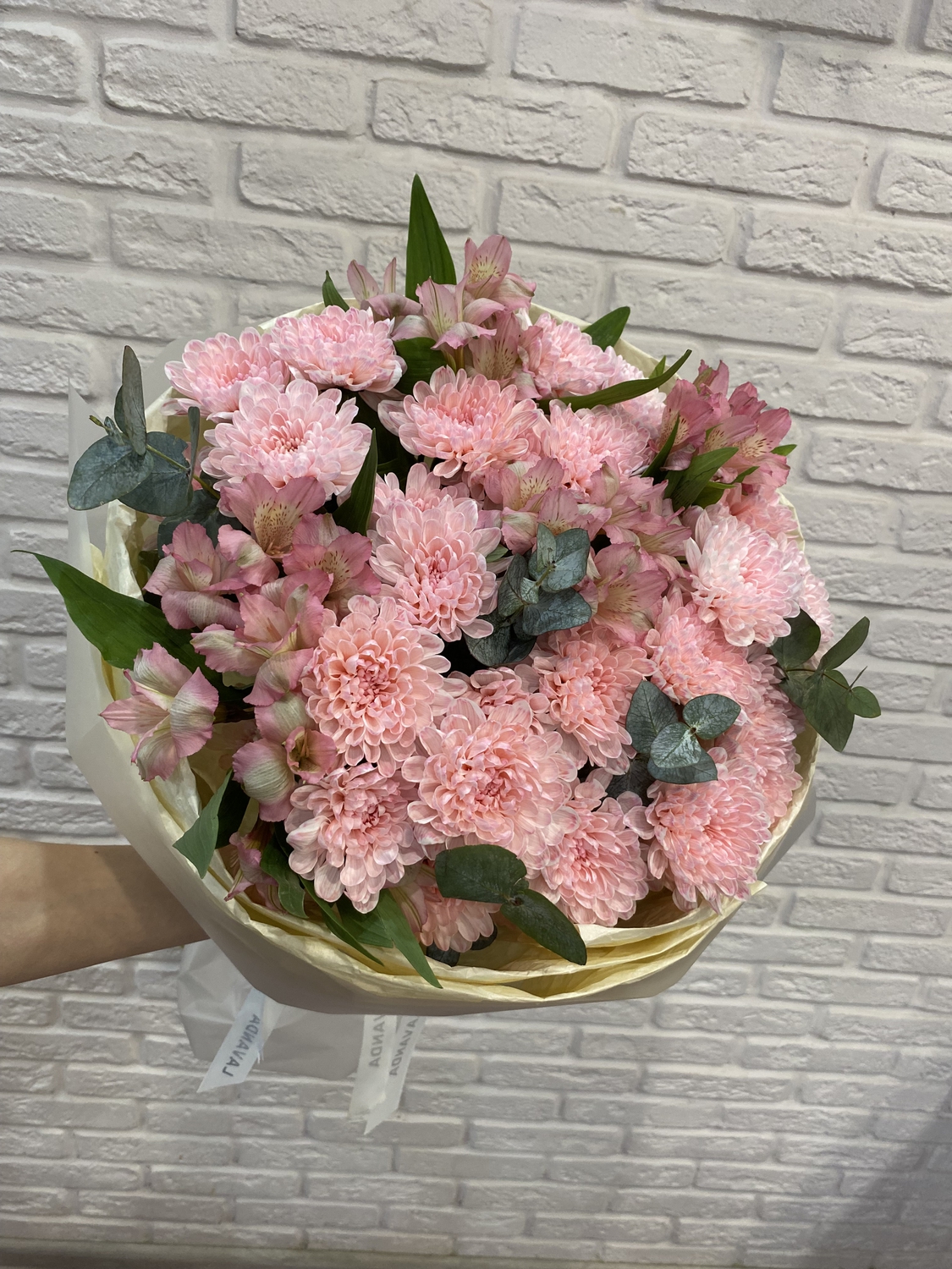 Букет ярких хризантем, альстромерий и эвкалипта