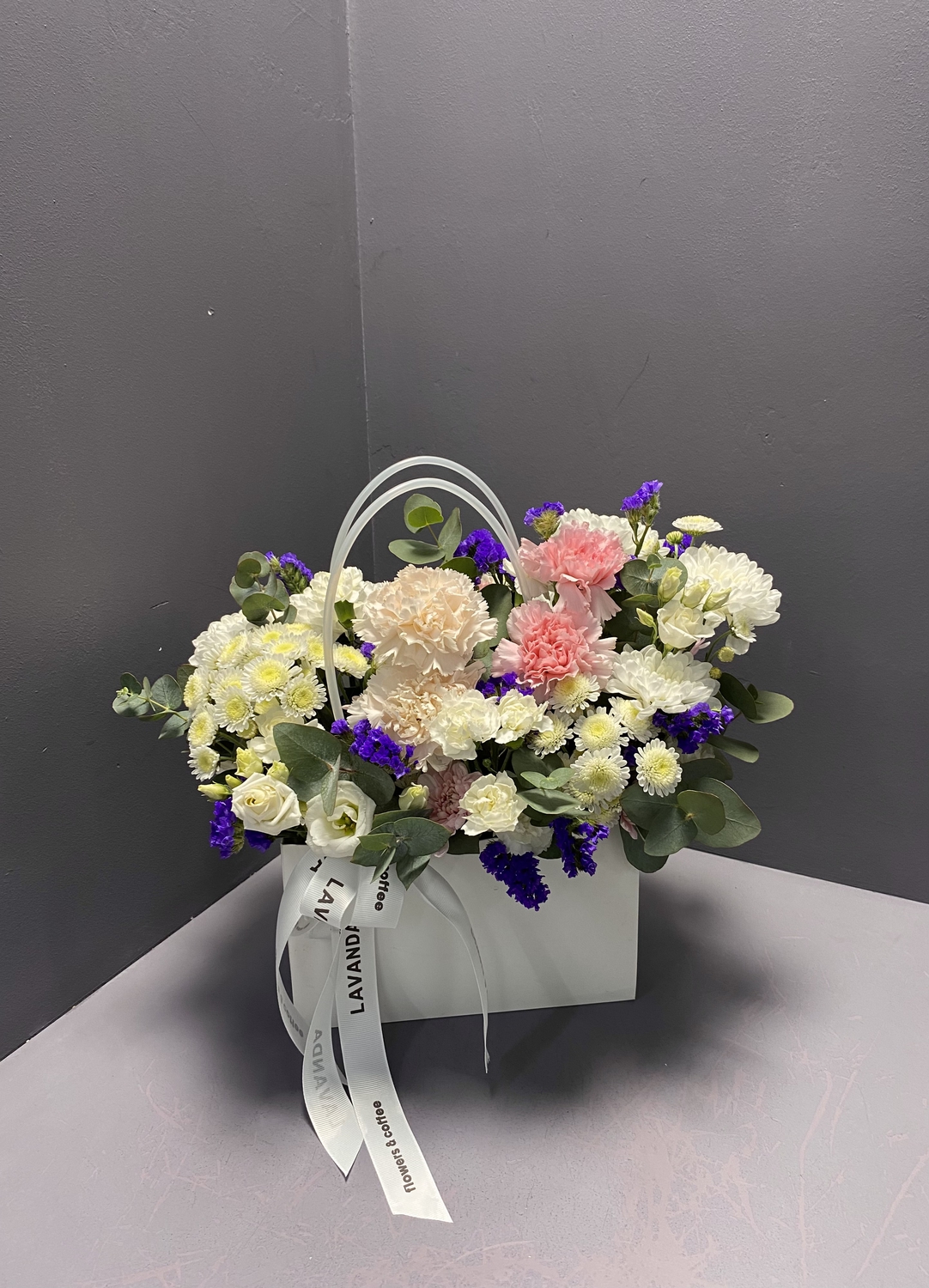 Композиция из хризантем и диантусов