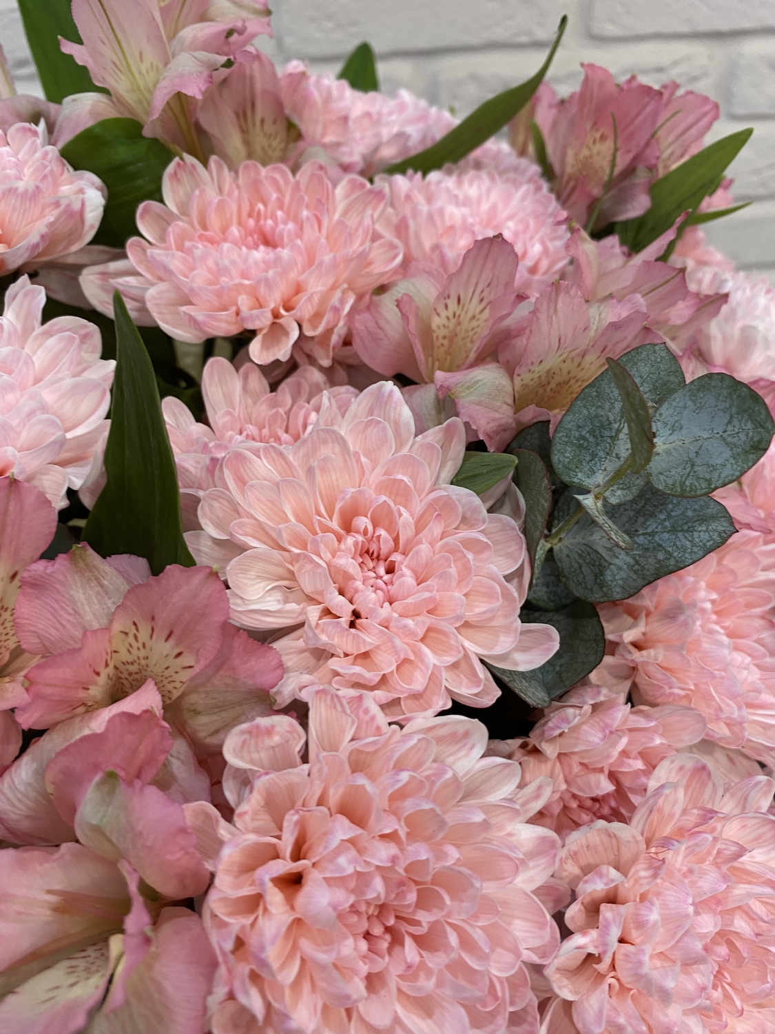 Букет ярких хризантем, альстромерий и эвкалипта