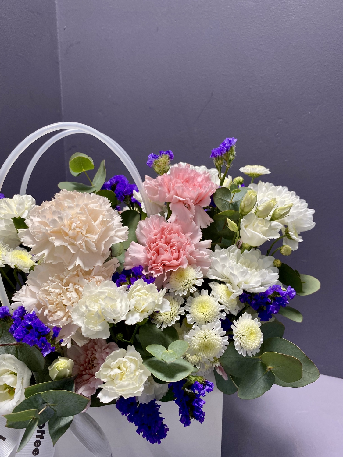 Композиция из хризантем и диантусов