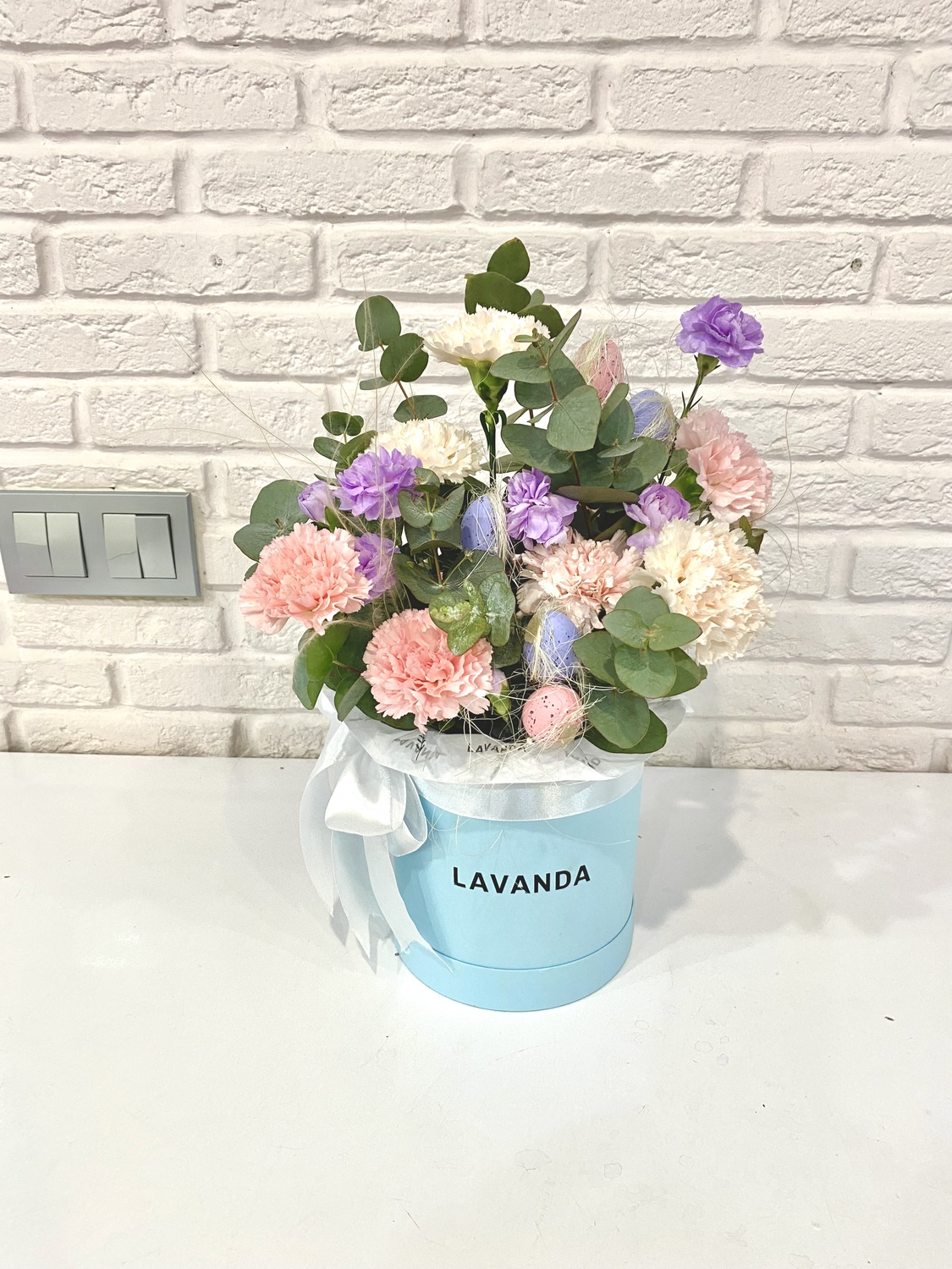 Шляпная коробка с диантусами