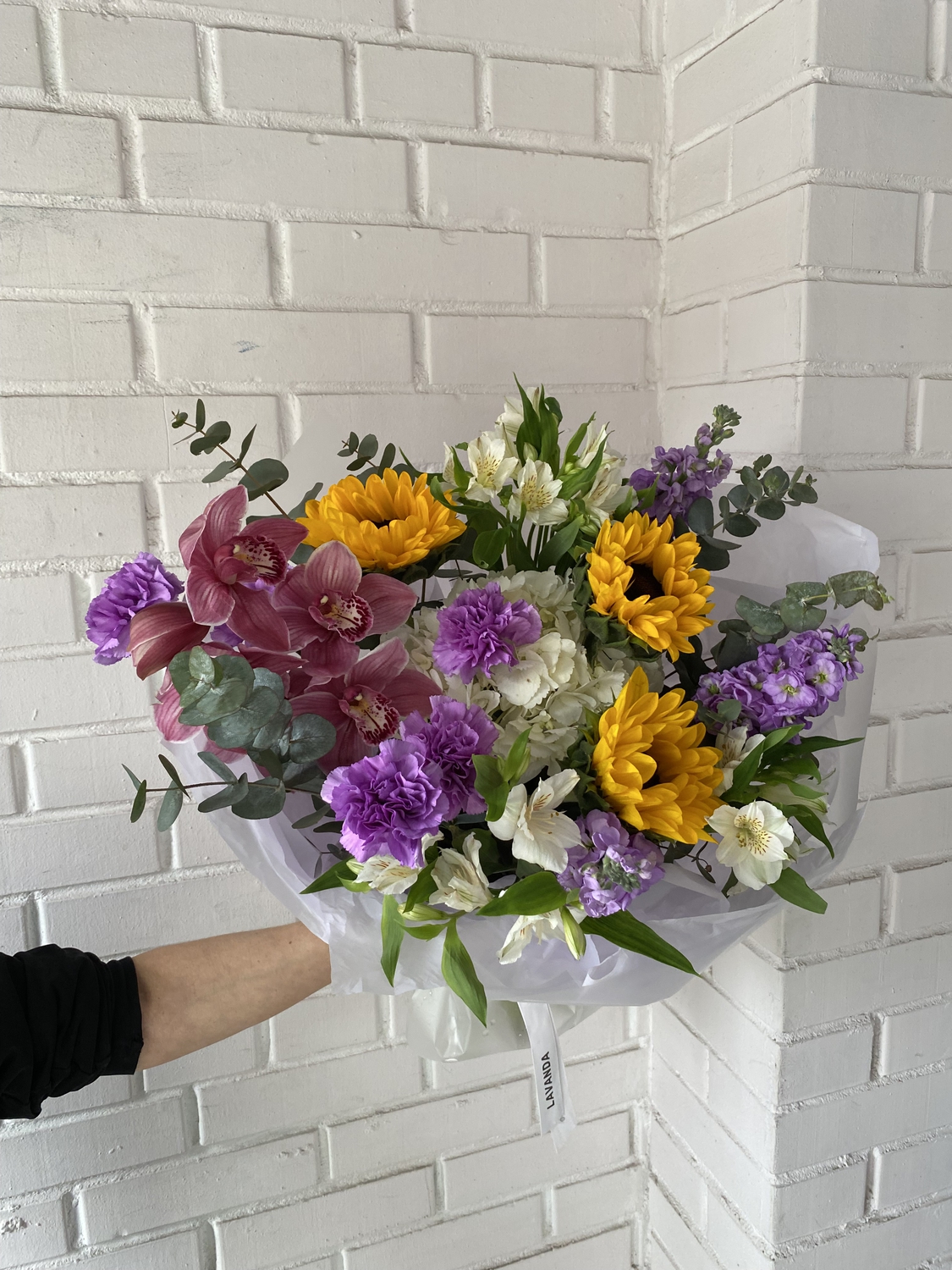 Букет с гортензией, подсолнухами и орхидеей