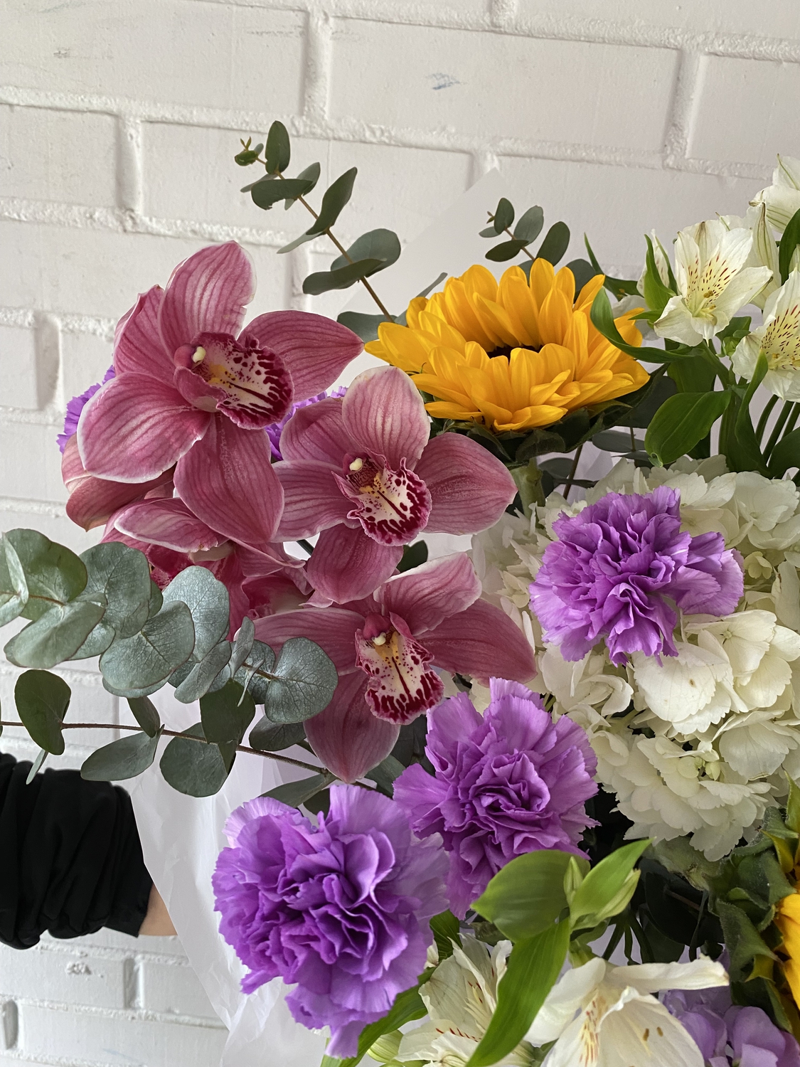 Букет с гортензией, подсолнухами и орхидеей