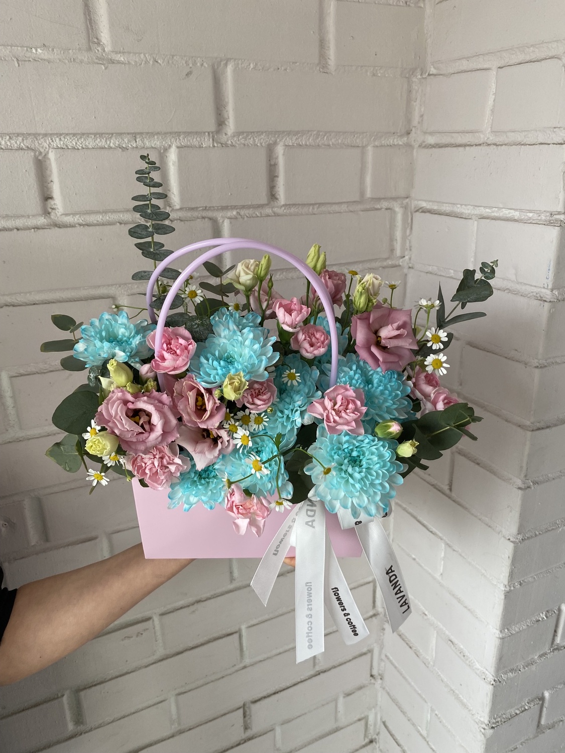 Композиция с лизиантусом и ромашками