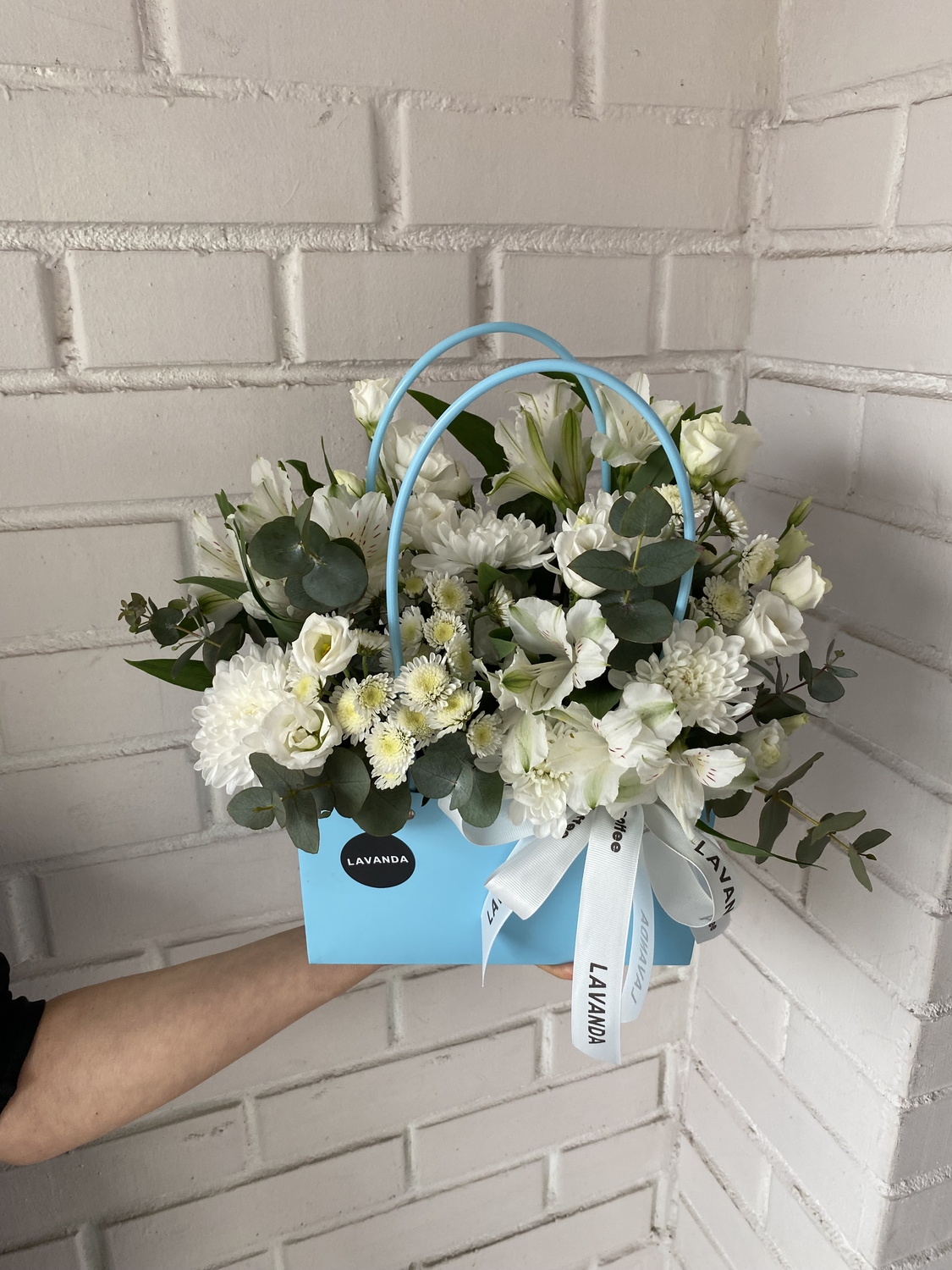 Композиция из лизиантуса и альстромерии