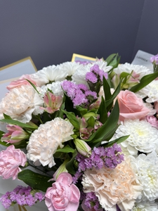 Букет в бело-розовых цветах