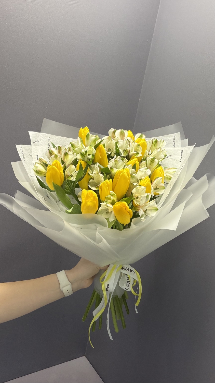 Букет желтых тюльпанов и альстромерий
