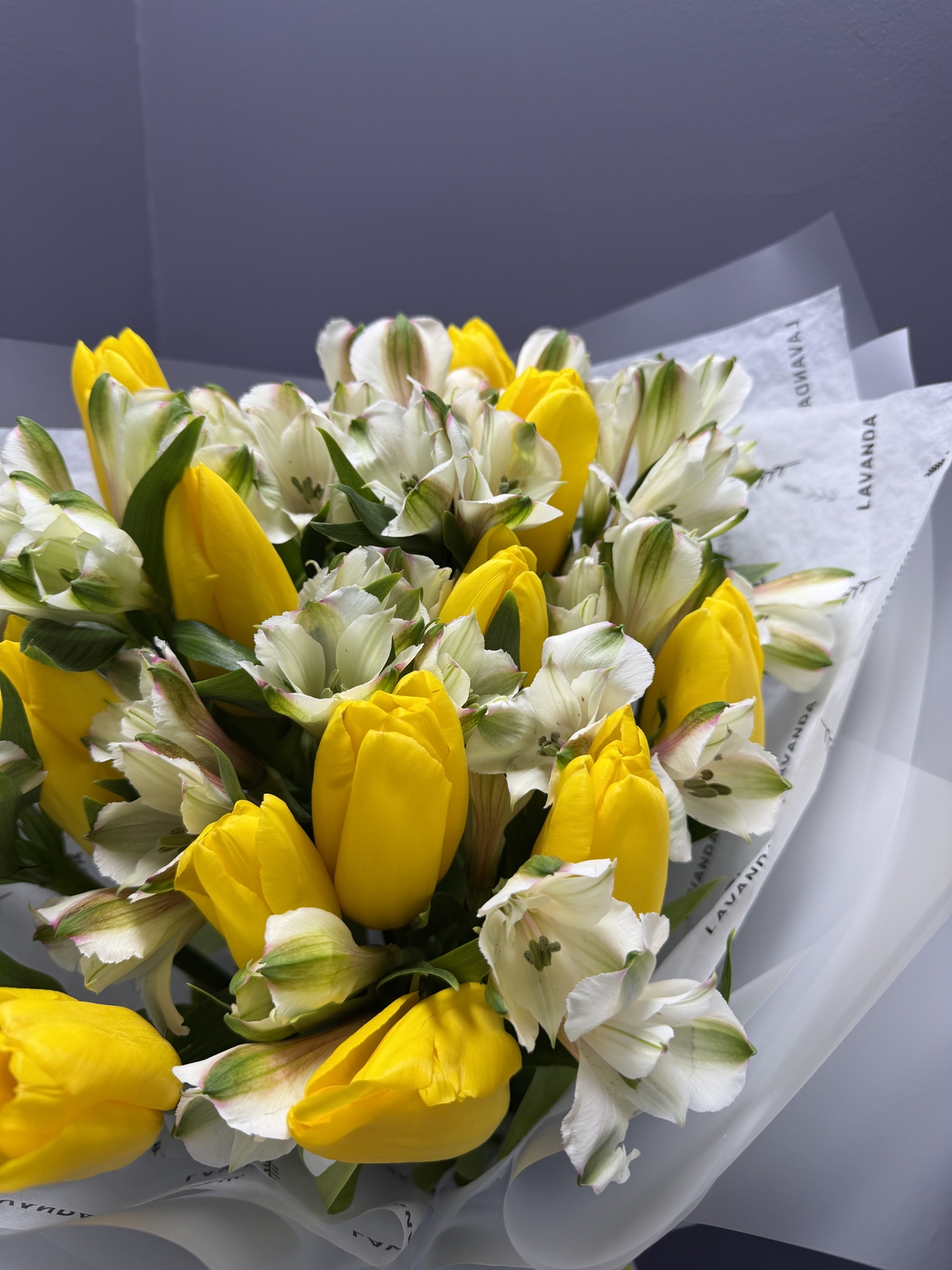 Букет желтых тюльпанов и альстромерий