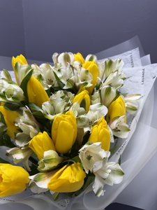 Букет желтых тюльпанов и альстромерий