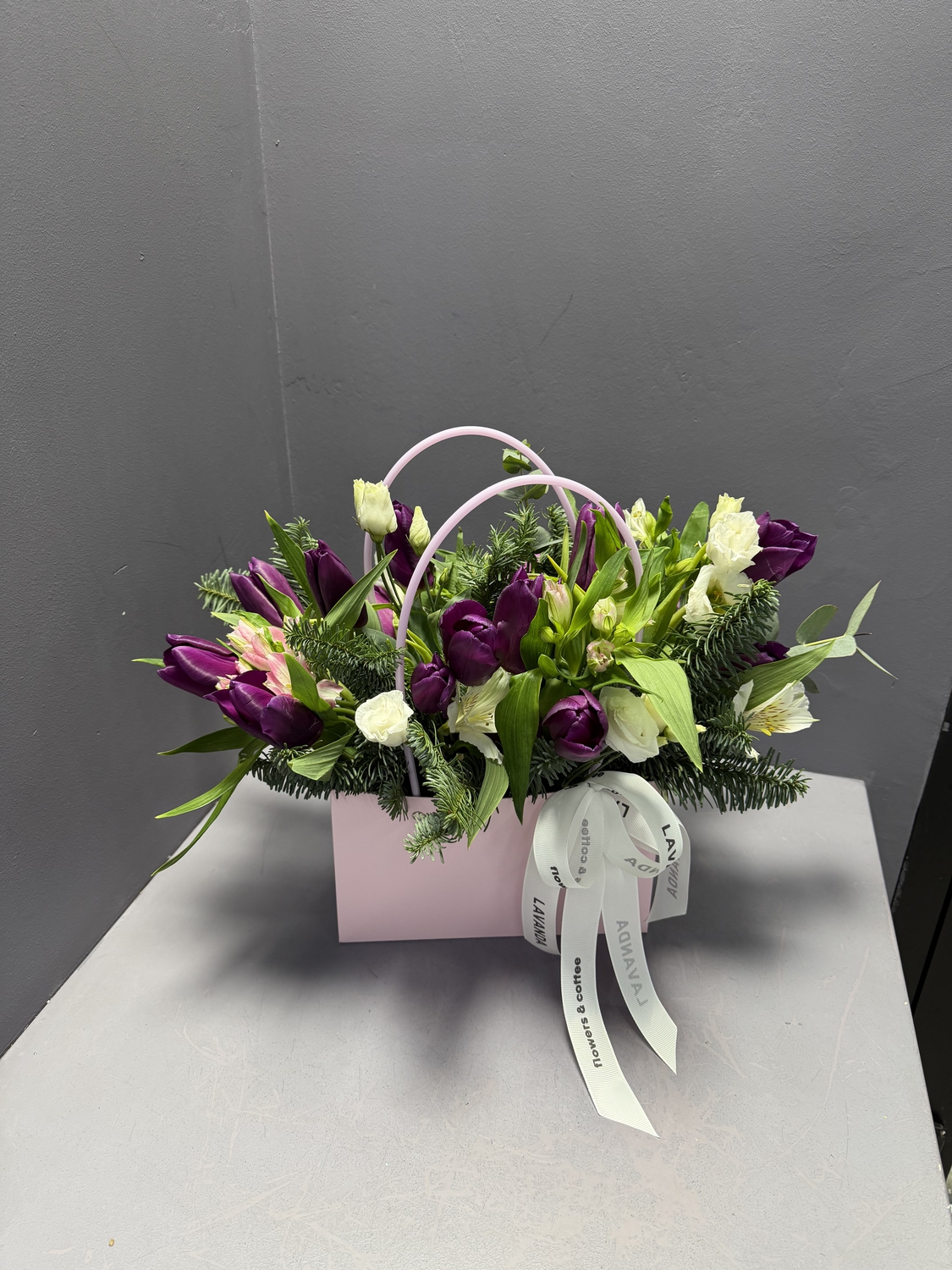 весенняя композиция с фиолетовыми тюльпанами