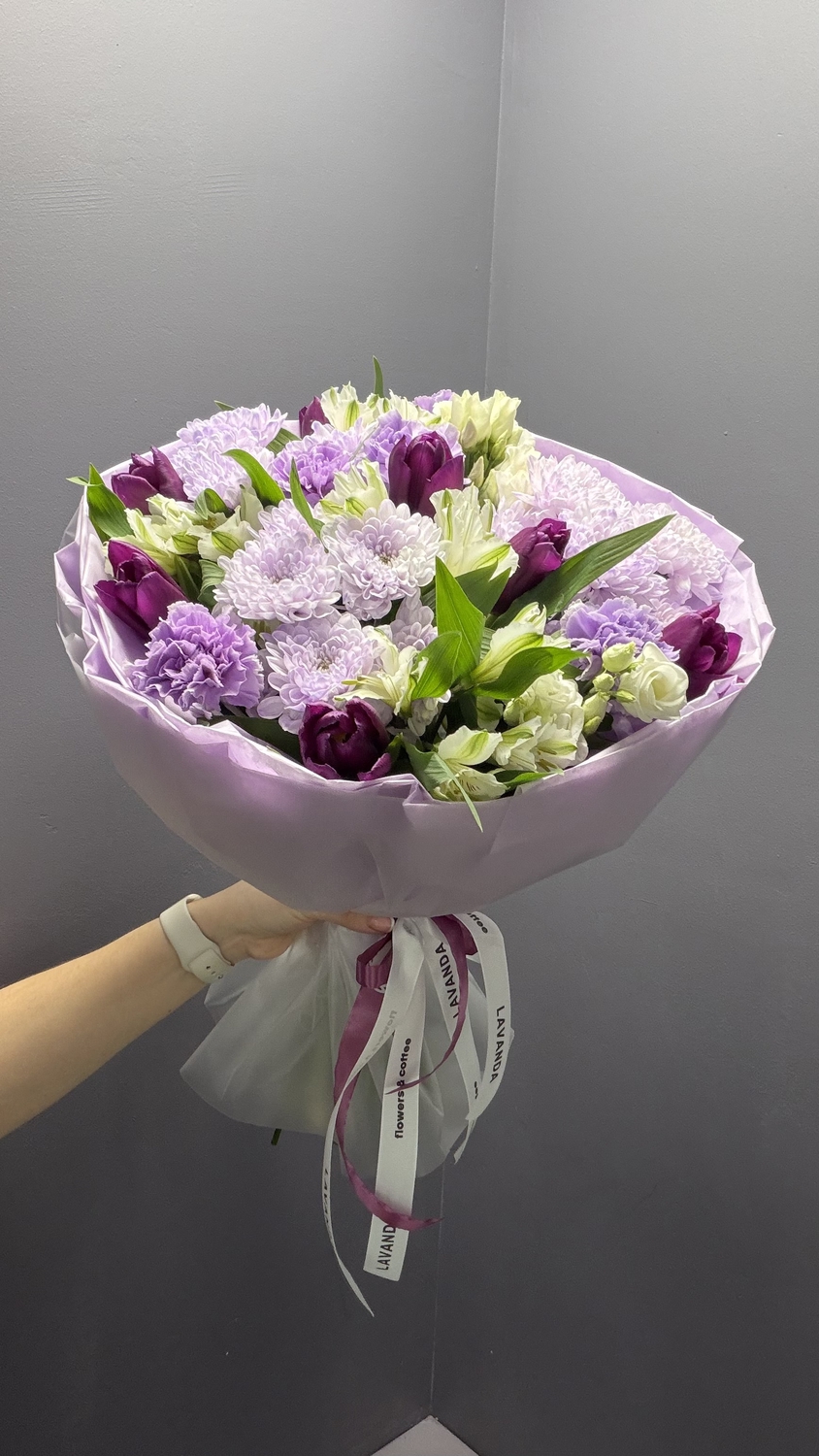 Сиреневый букет с тюльпанами