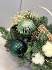 Корзинка с игрушкам