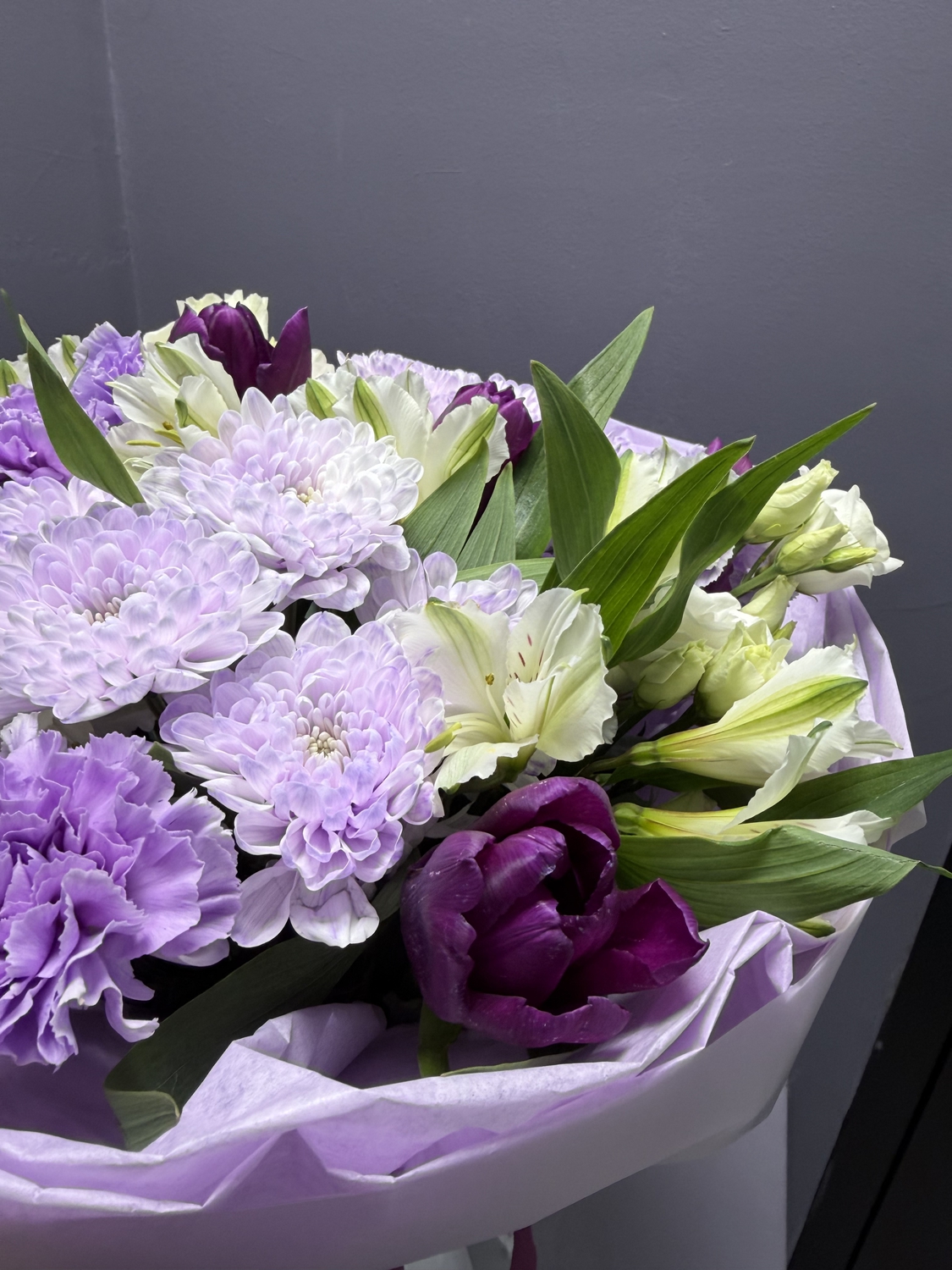 Сиреневый букет с тюльпанами
