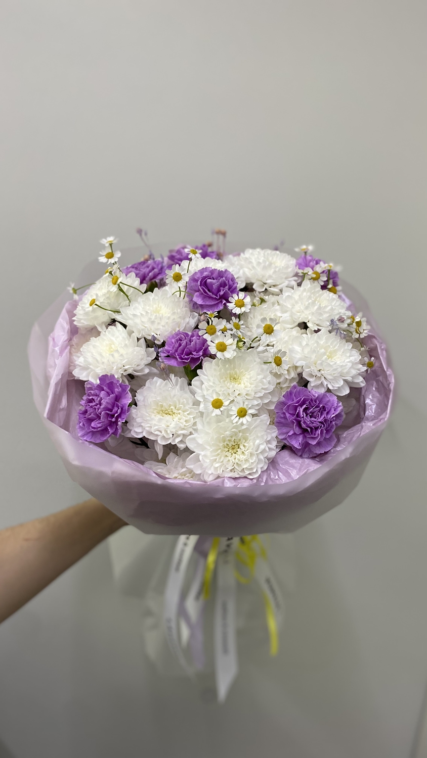 Букет с лунными диантусами и ромашками