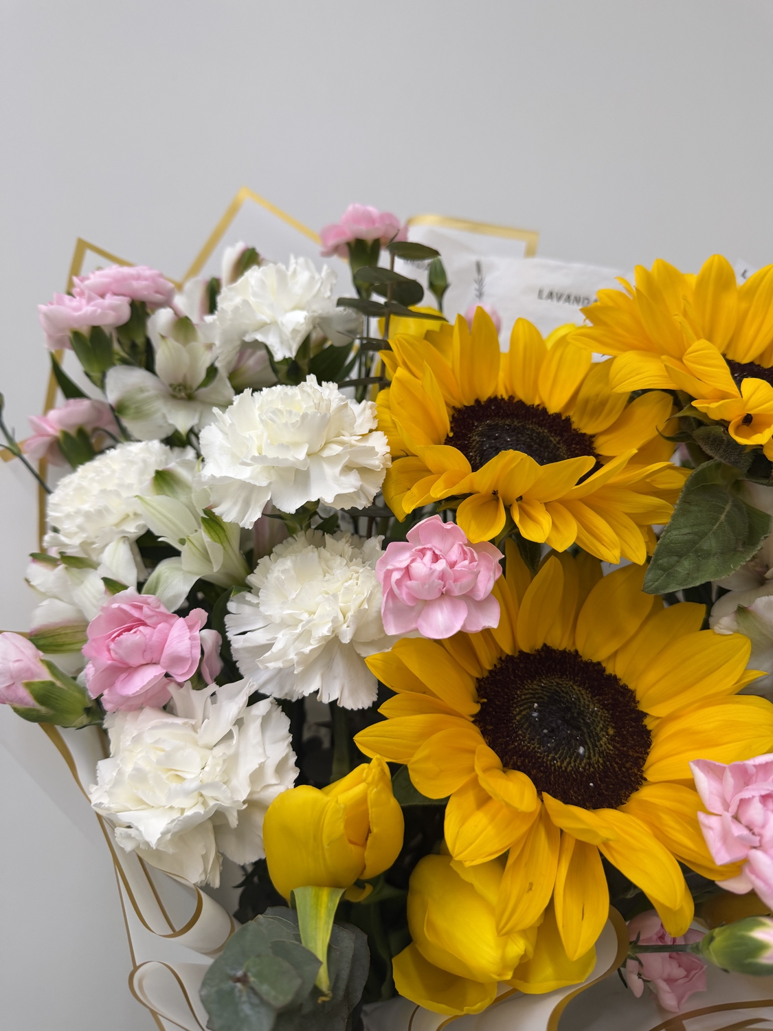 Букет с подсолнухами и диантусами