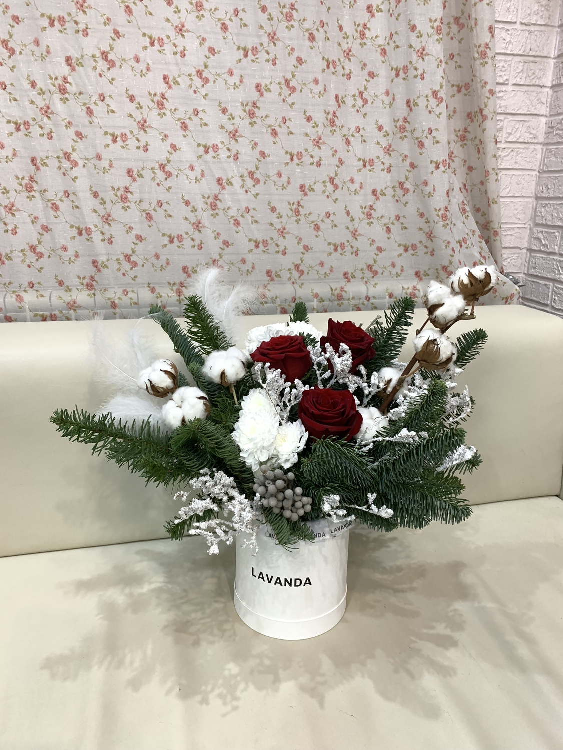 Композиция с розами и хлопком