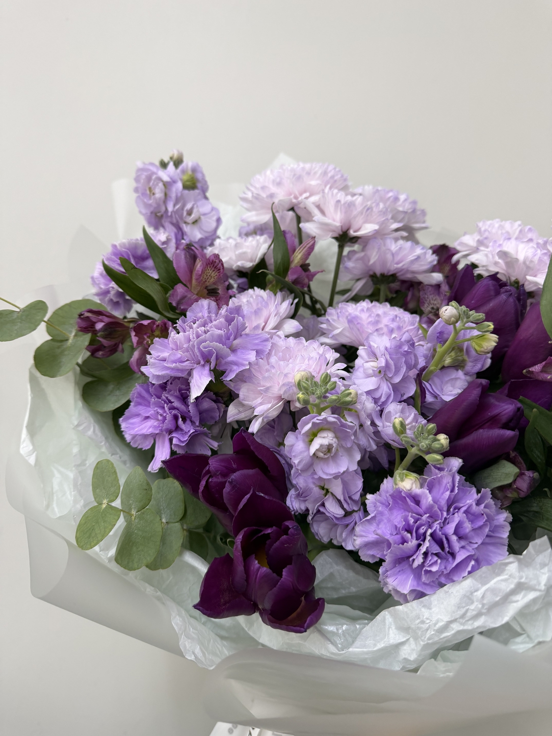 Букет с фиолетовыми тюльпанами