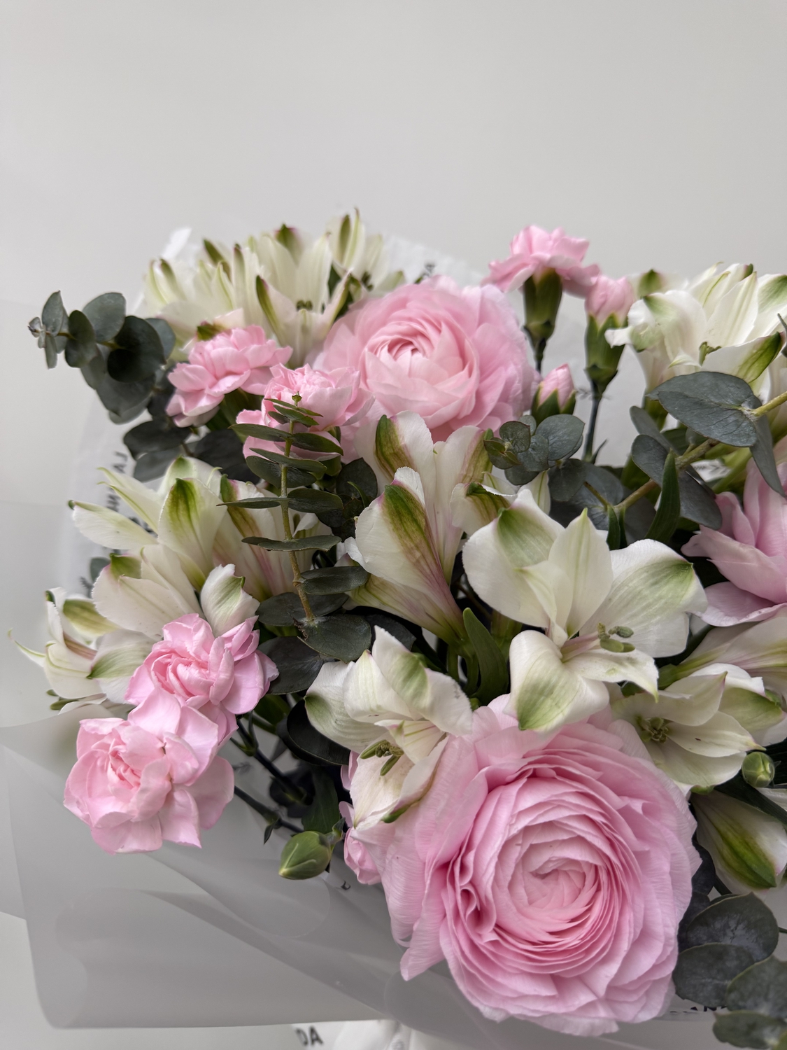 Нежный букет с ранункулюсами