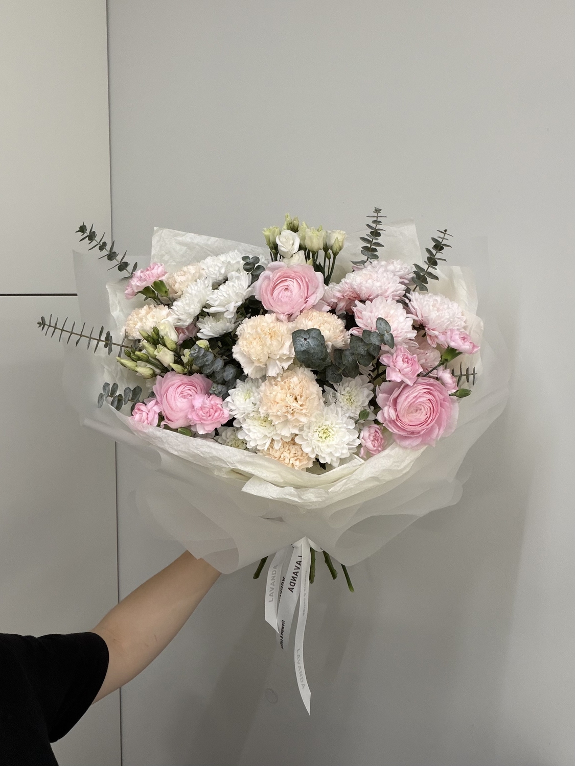 воздушный букет с ранункулюсами и диантусами