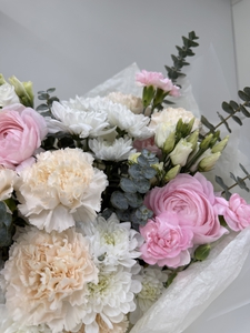 воздушный букет с ранункулюсами и диантусами