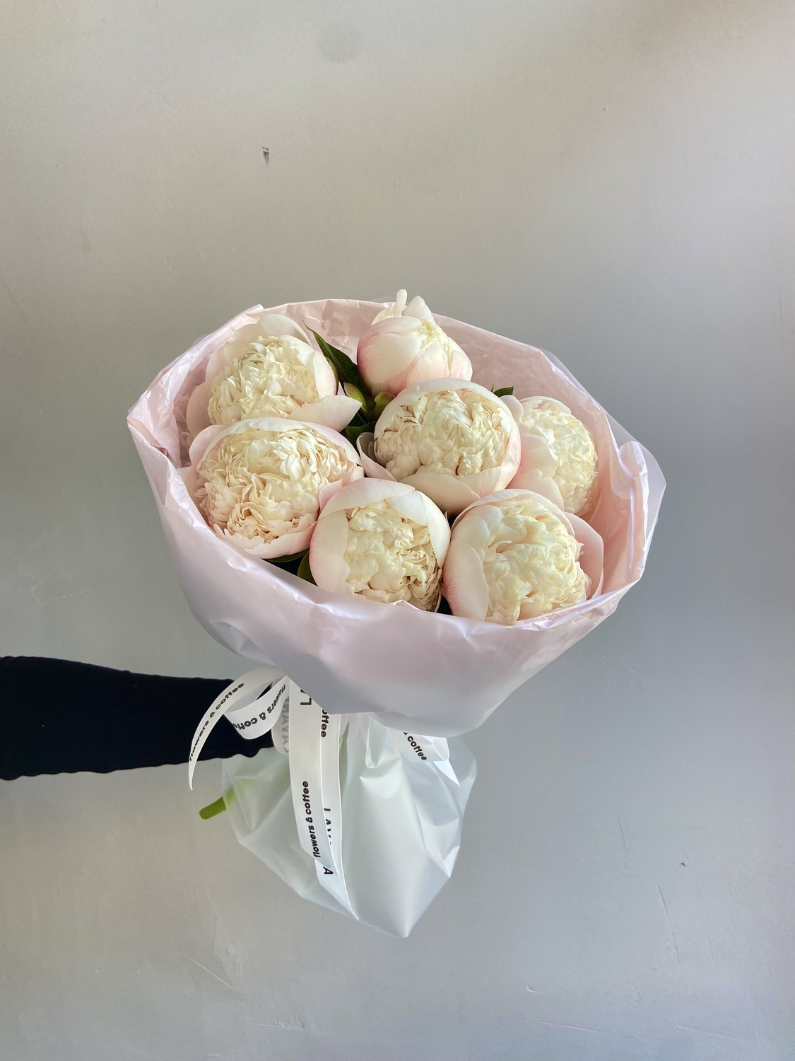 Букет с пионами